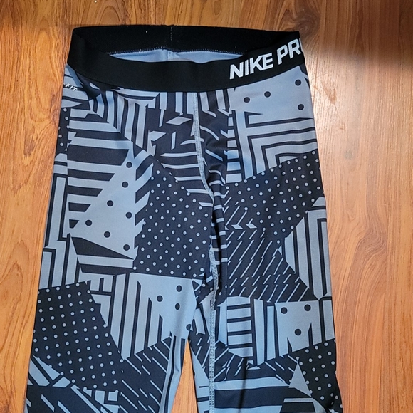 Nike Pro Dri Fit Capris - Picture 1 of 4